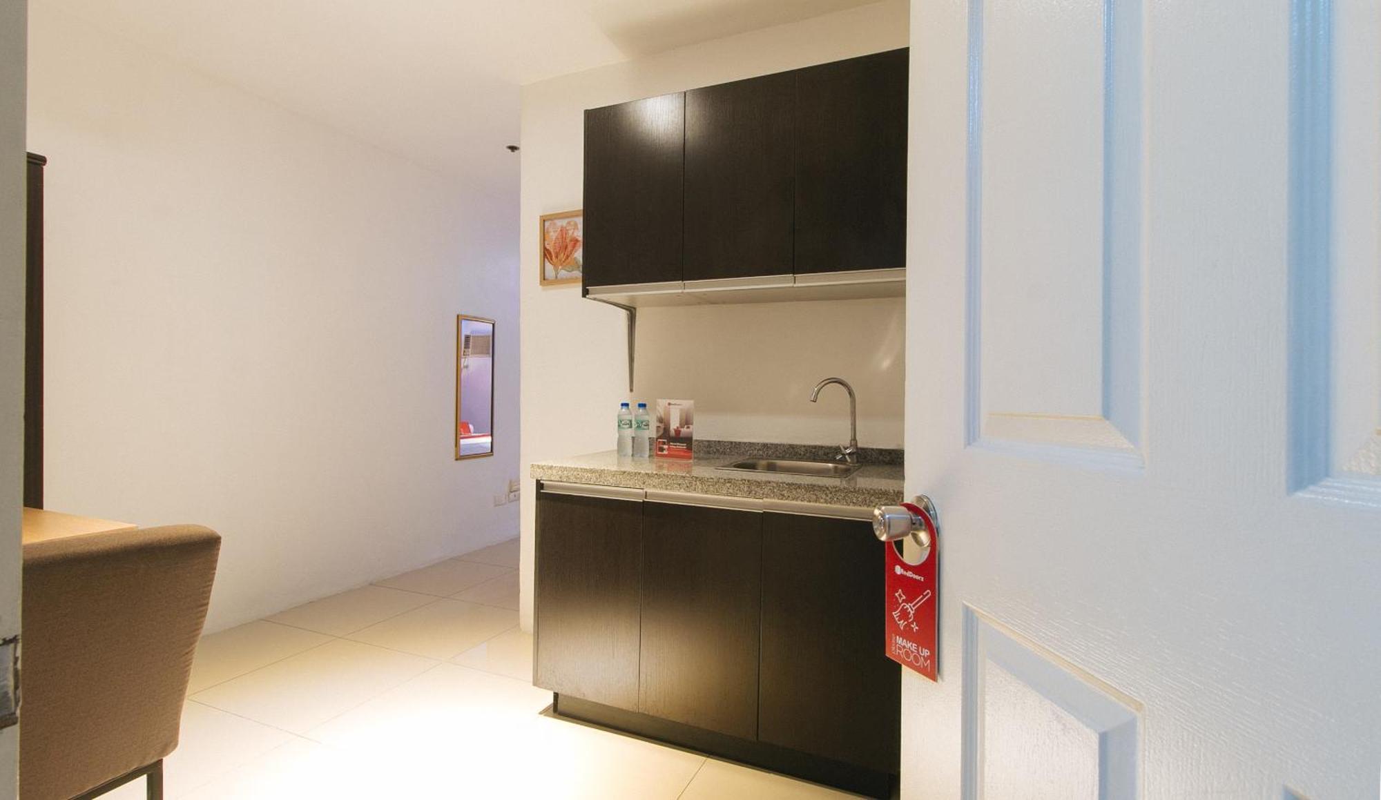 Reddoorz @ Melbourne Suites Makati Makati City ภายนอก รูปภาพ
